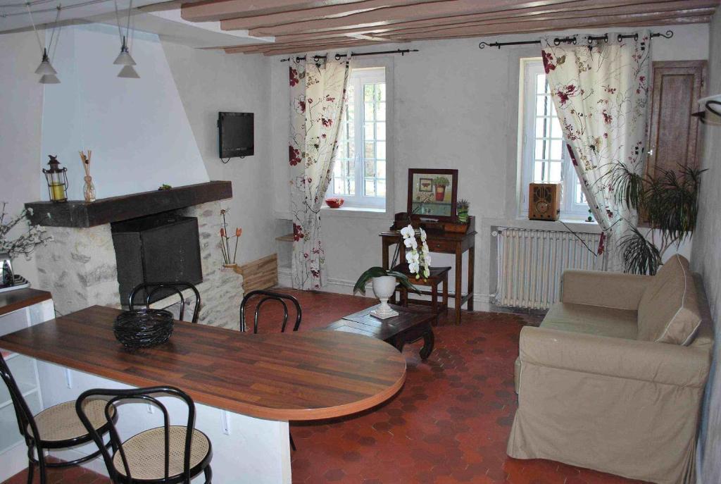 Gites Aux Fleurs De Cerises Le Plessis-Luzarches Room photo